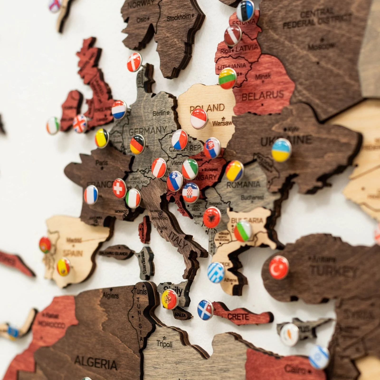 Enjoy The Wood připínáčky vlajky Flag Push Pins v použití na dřevěné mapě