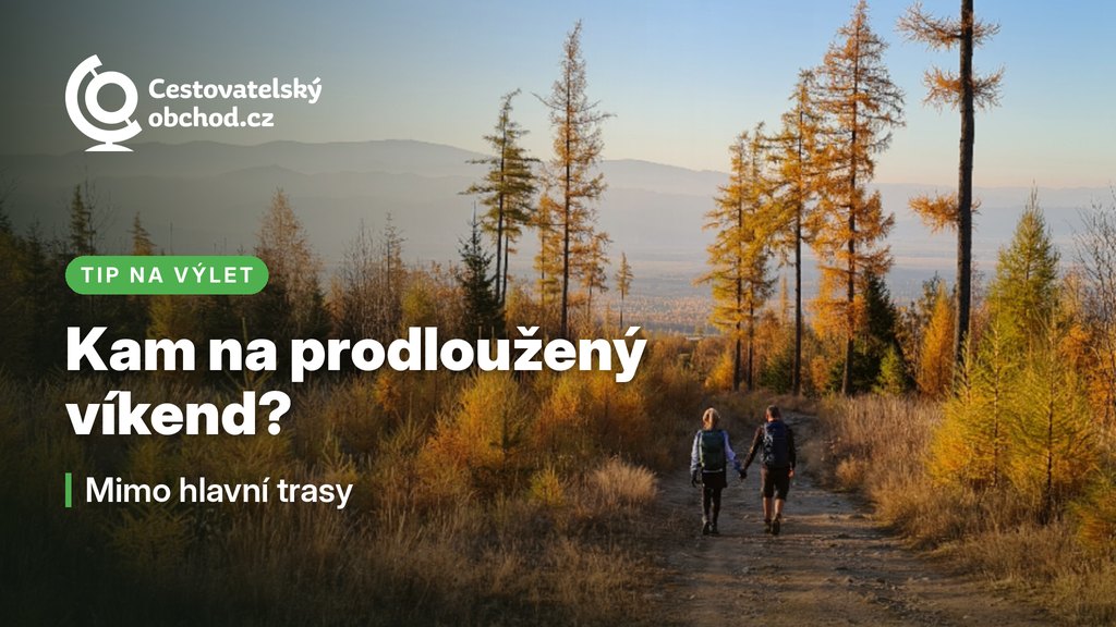 Podzimní krajina a barevný les při západu slunce