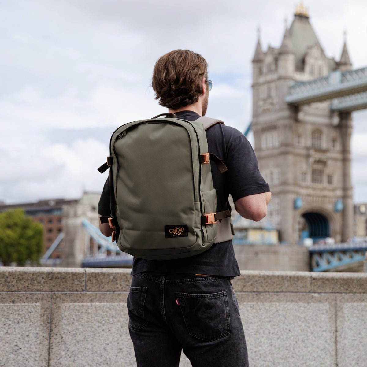 batoh CabinZero Classic Pro 32 l na zádech