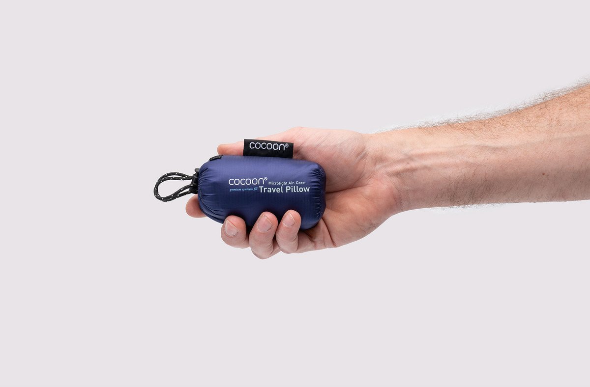 Cocoon nafukovací polštář Air-Core Microlight dark blue – sbalený polštář v dlani