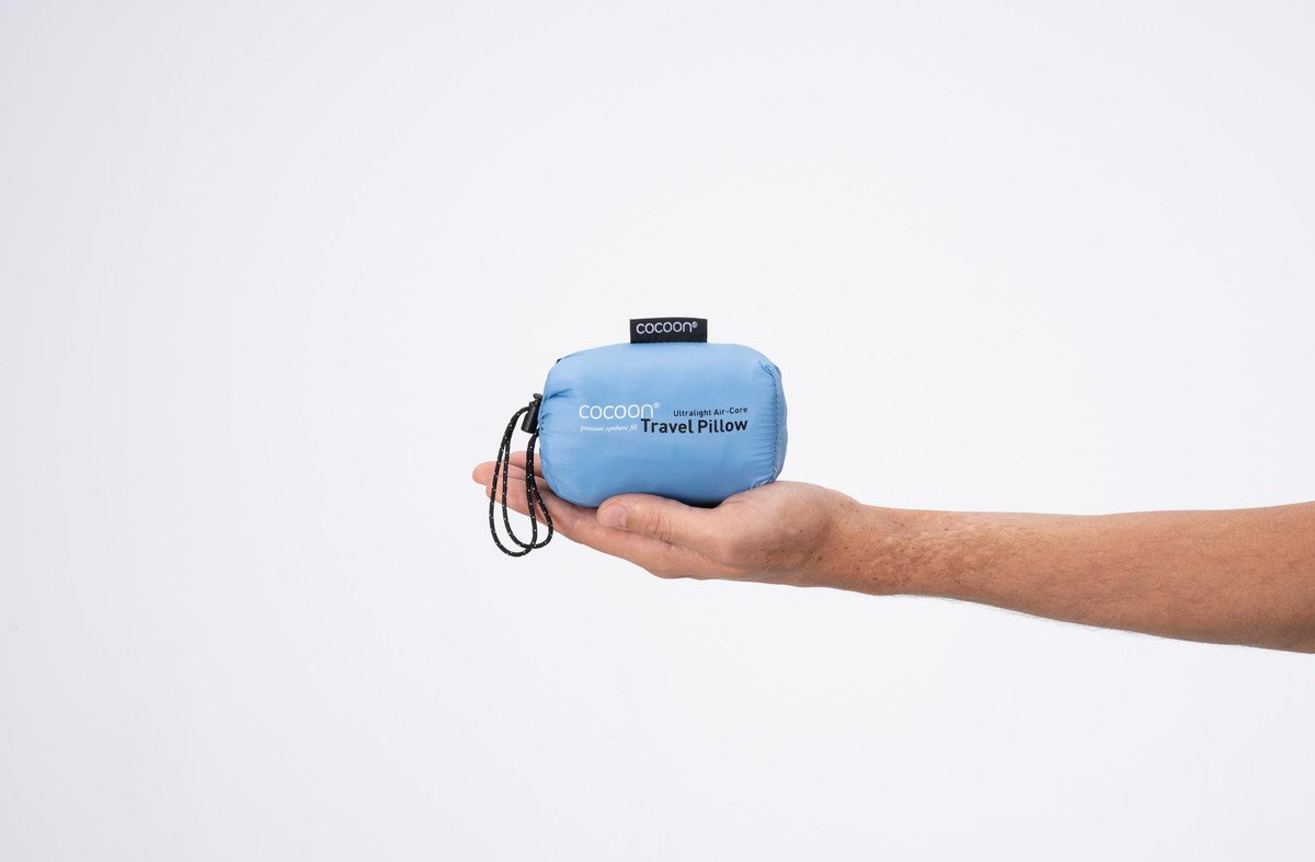 Cocoon nafukovací polštář Air-Core Ultralight S light blue – sbalený polštář v dlani