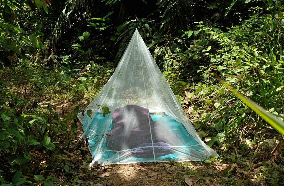 Cocoon outdoorová moskytéra Outdoor Net single – moskytiéra postavená v přírodě