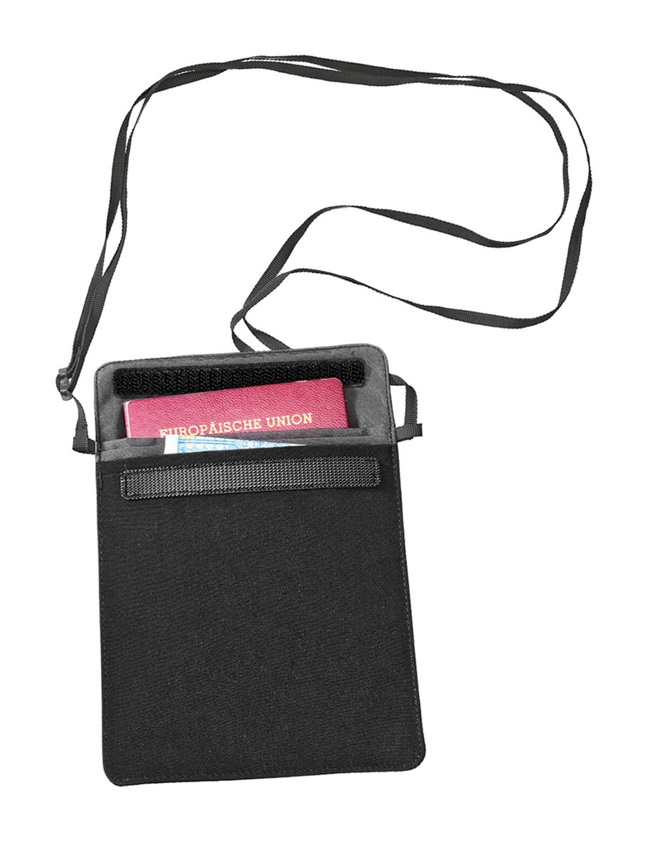 Cocoon skrytá kapsa Passport Wallet Silk black – otevřené pouzdro s pasem uvnitř