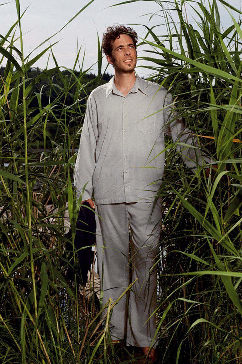 Cocoon pánské pyžamo Insect Shield Travel Pyjama safari grey XL – muž v pyžamu v rákosí
