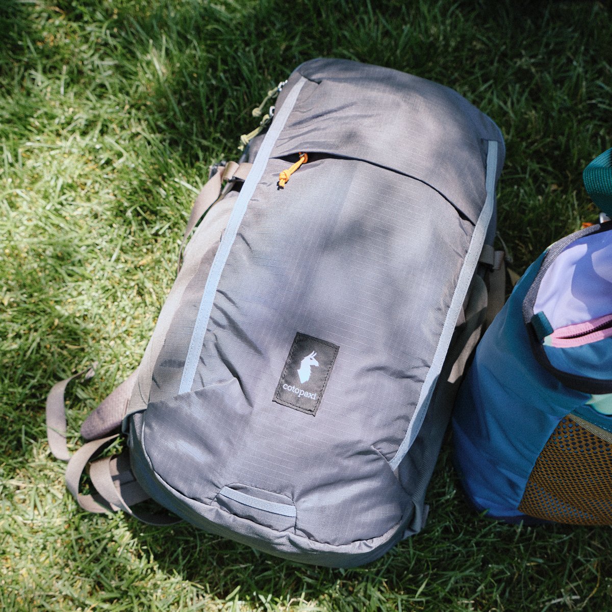Cotopaxi Mente 32l Daypack Cada Dia Abyss – batoh Mente v trávě na výletě