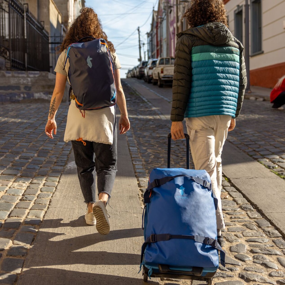 Cotopaxi Allpa 65l Roller Bag Blue Spruce – kufr Allpa Roller 65 l na cestě