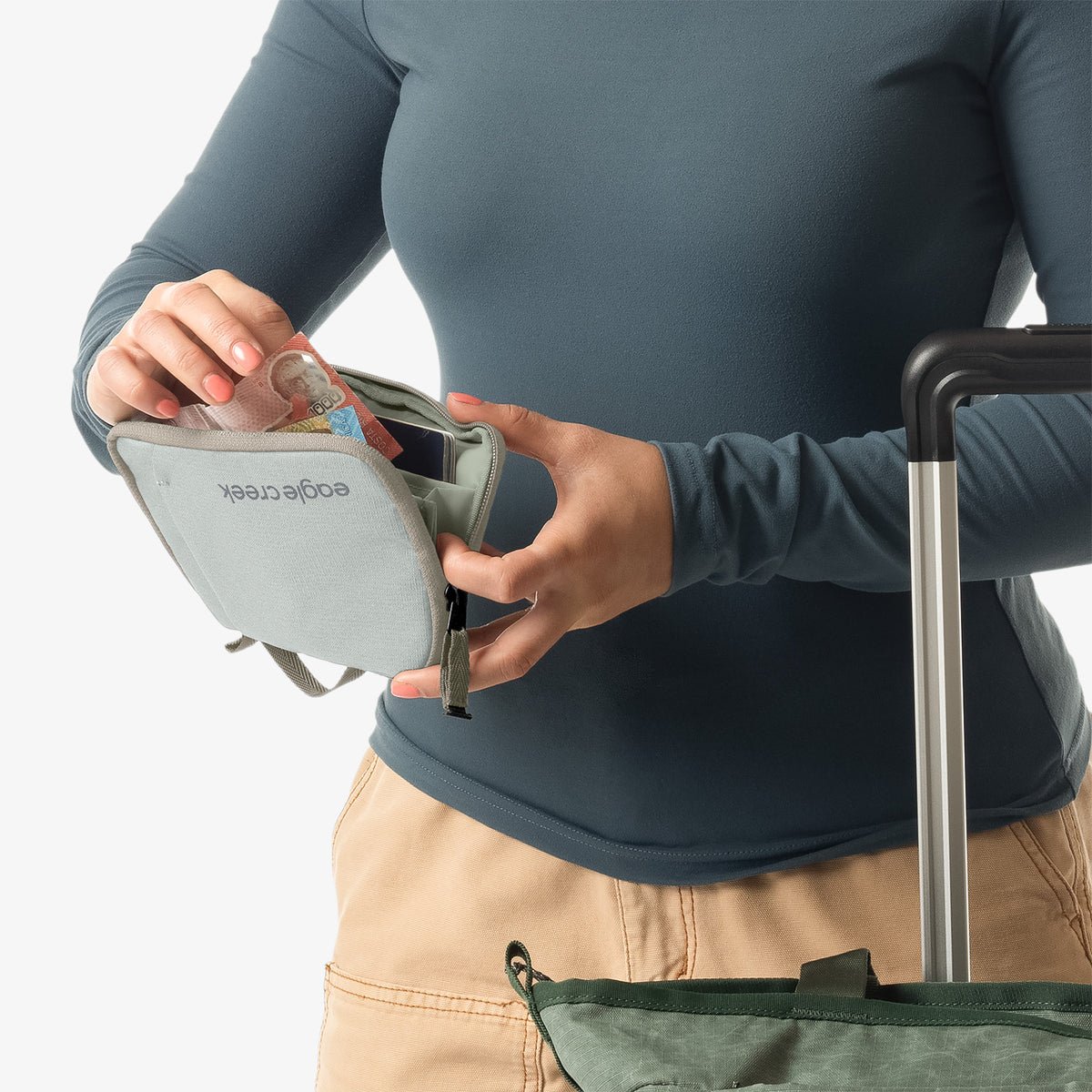 Eagle Creek peněženka Stash RFID Passport Wallet storm grey – peněženka s pasem a palubenkou