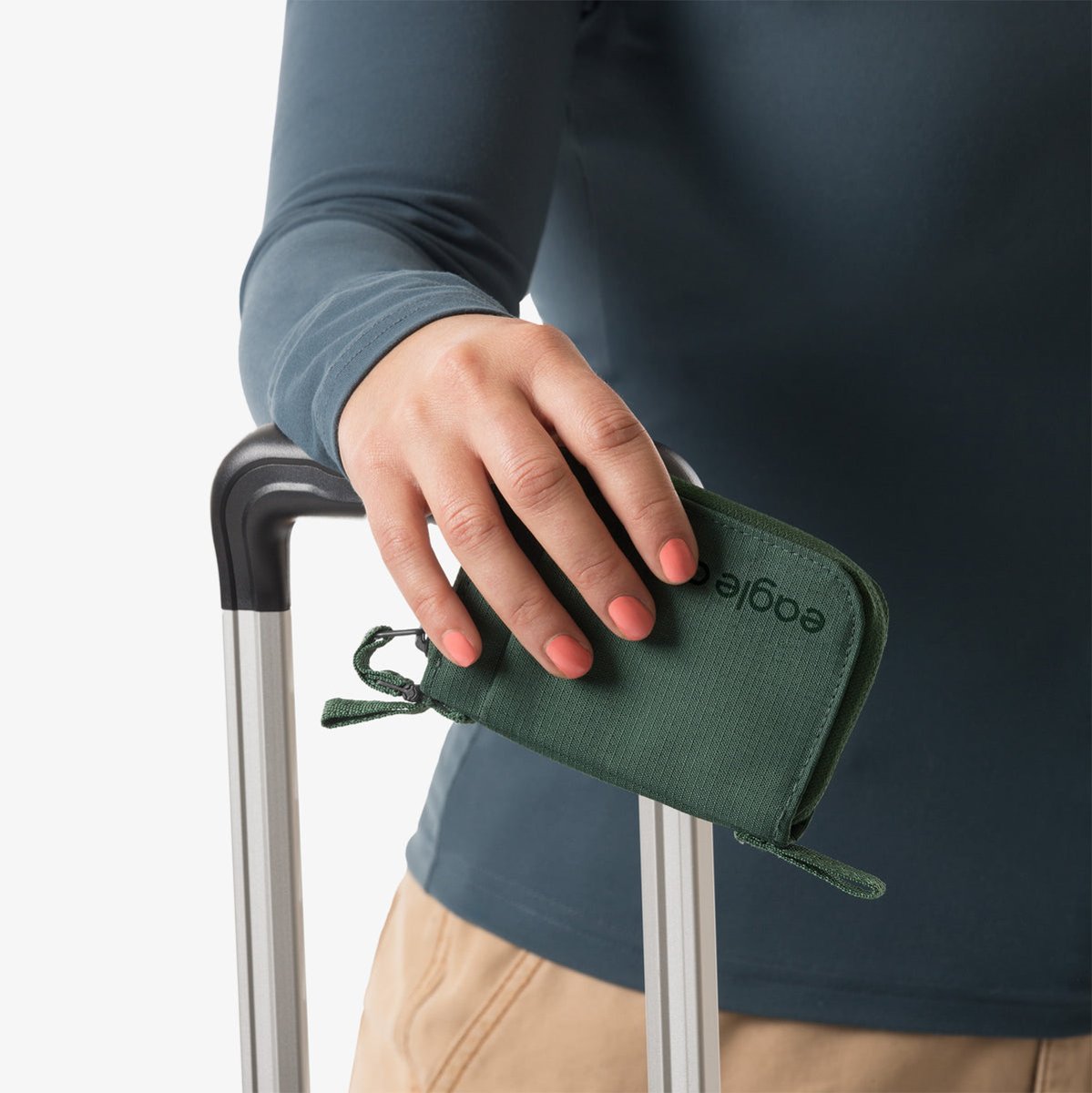 Eagle Creek peněženka Stash RFID Wallet grass green – rozevřená peněženka s kartami