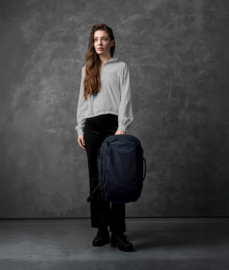 Alpaka Traverse Backpack 30l Moonlight Blue v gestu použití na cestách