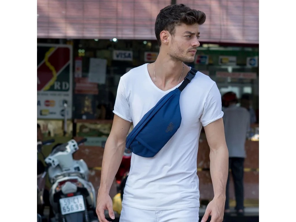 CabinZero Classic Hip Pack Navy nošená kolem pasu