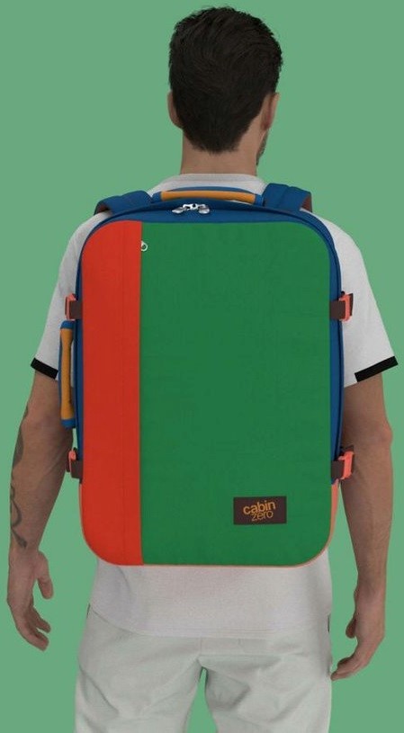 CabinZero Classic 44l Tropical Blocks při cestování