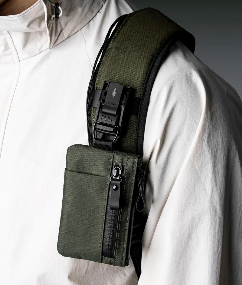 Alpaka Hub Tactical Clip připnutý na popruhu batohu