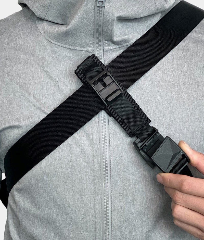 Alpaka Magnetic Stabilizer Strap upevněný na crossbody tašce