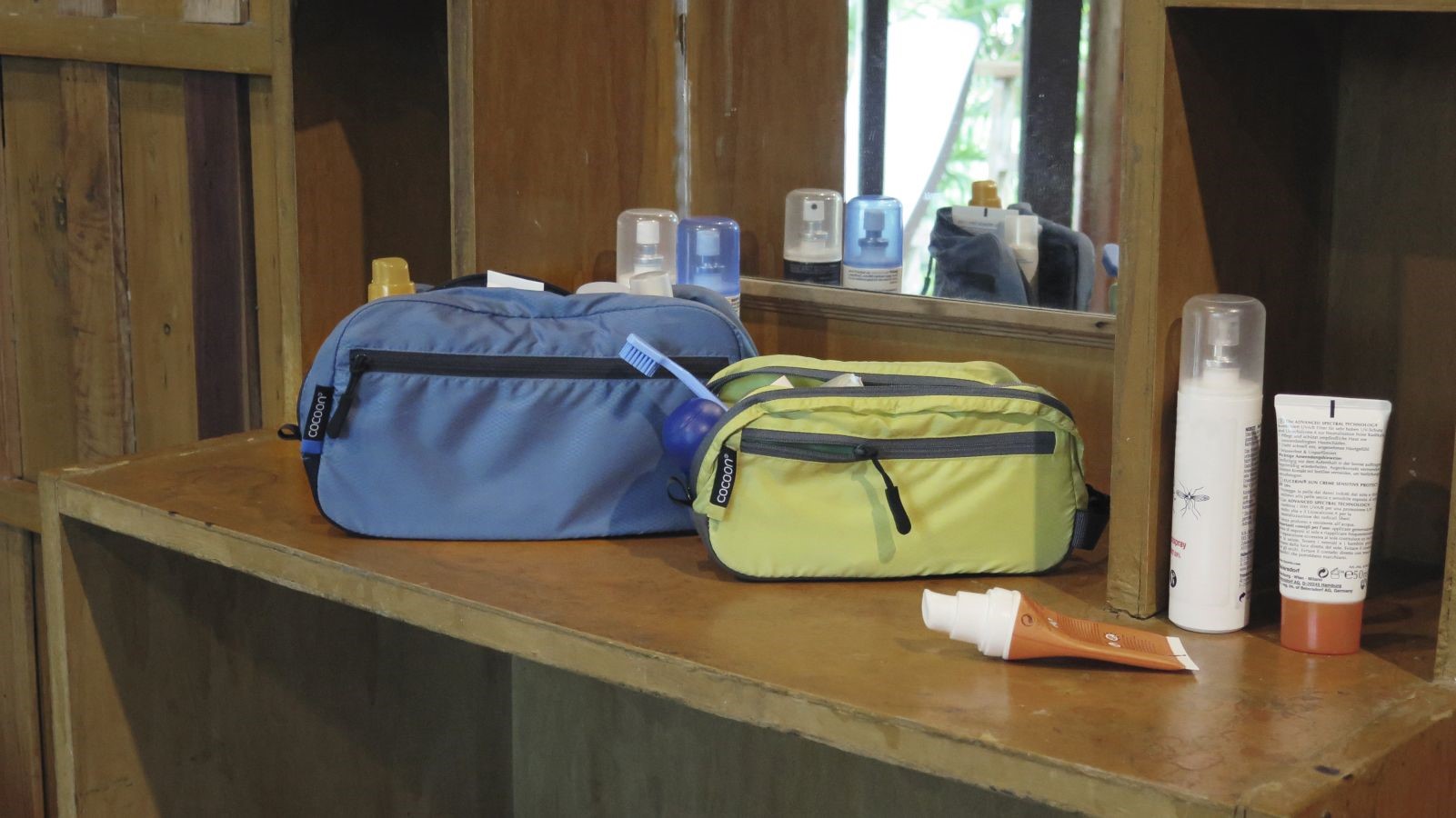 Cocoon toaletní taška On-The-Go Toiletry Kit Light S ash blue – toaletní tašky na poličce v koupelně