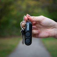 Sabre Red osobní alarm s duální sirénou a kroužkem na klíče (1)