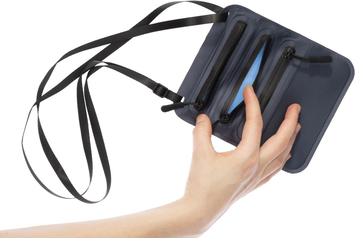 Cocoon skrytá kapsa Secret Neck Wallet navy/blue – kapsa na krk v ruce