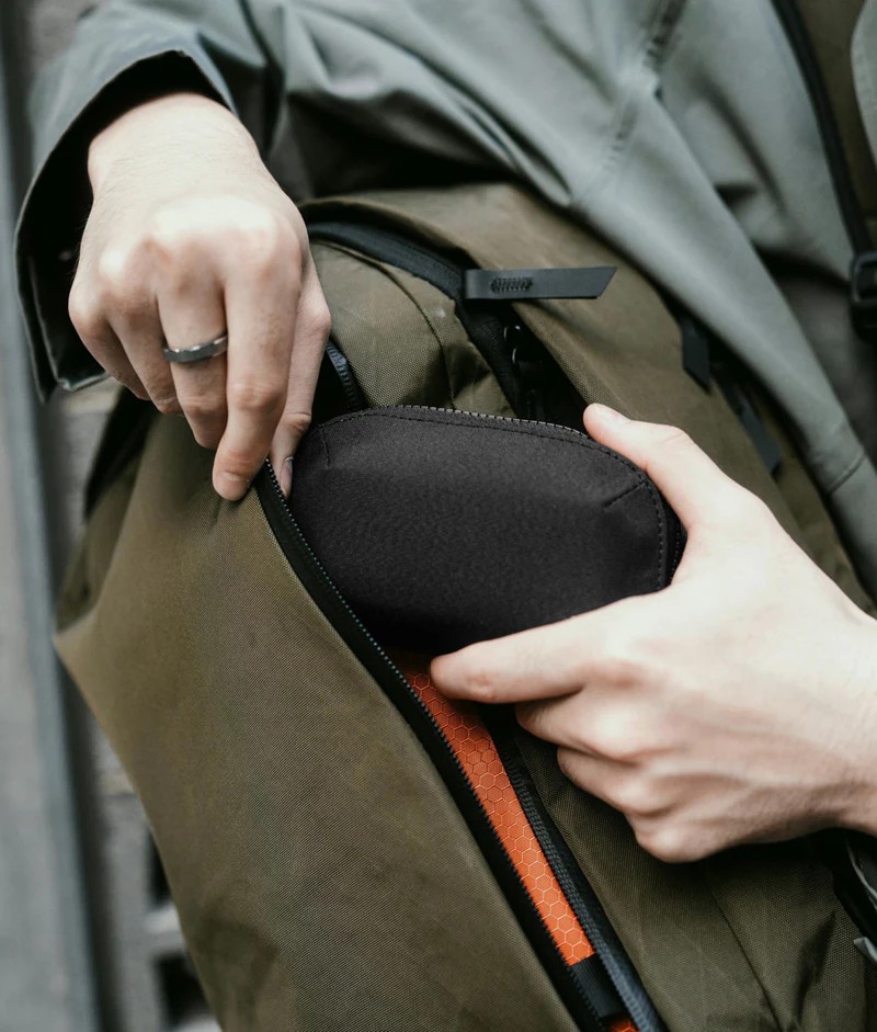 Alpaka Hub Zip Pocket Black v ruce otevřená