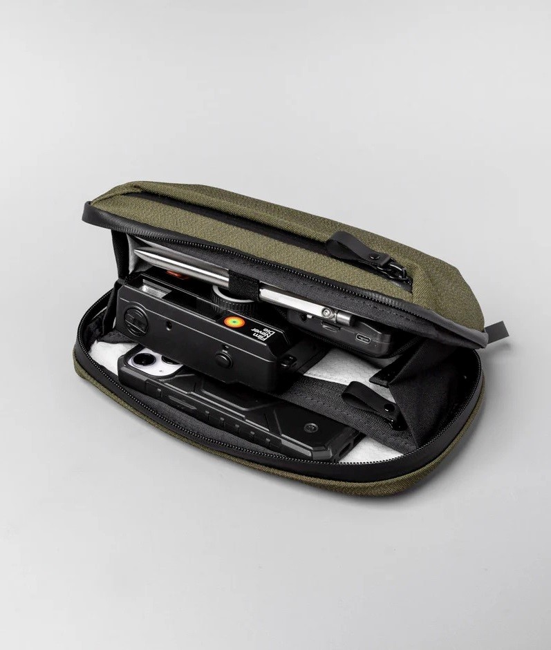 Alpaka Elements Tech Case Mini Army Green rozevřená s výbavou uvnitř