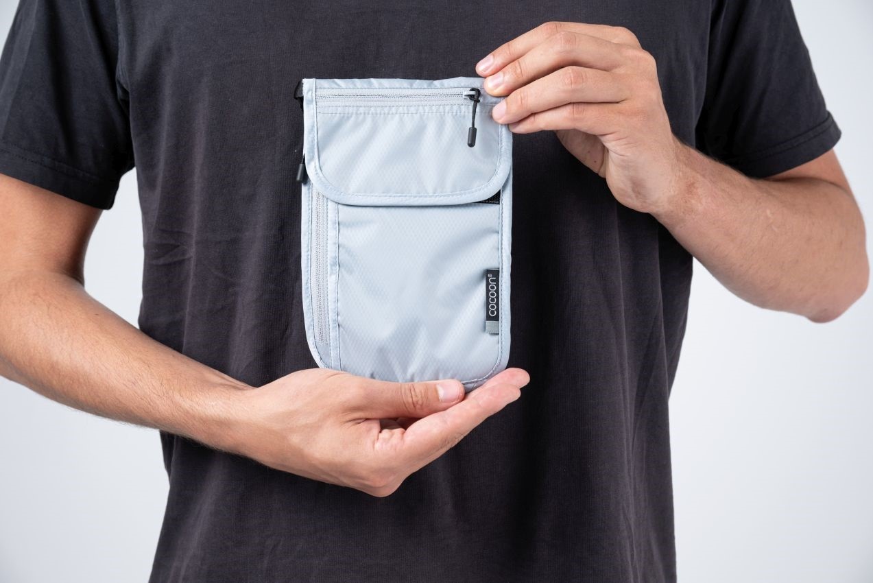 Cocoon cestovní kapsa Travel Neck Wallet RFID star grey – kapsa na krk nošená před tělem