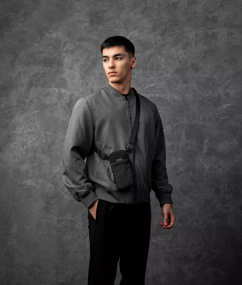 Alpaka Modular Shoulder Pocket Max velikost S připnutá na popruhu batohu