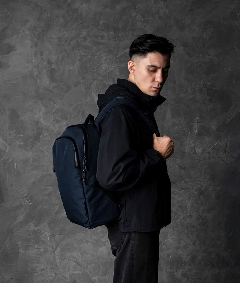 Alpaka Bravo Backpack 24l Moonlight Blue v gestu použití