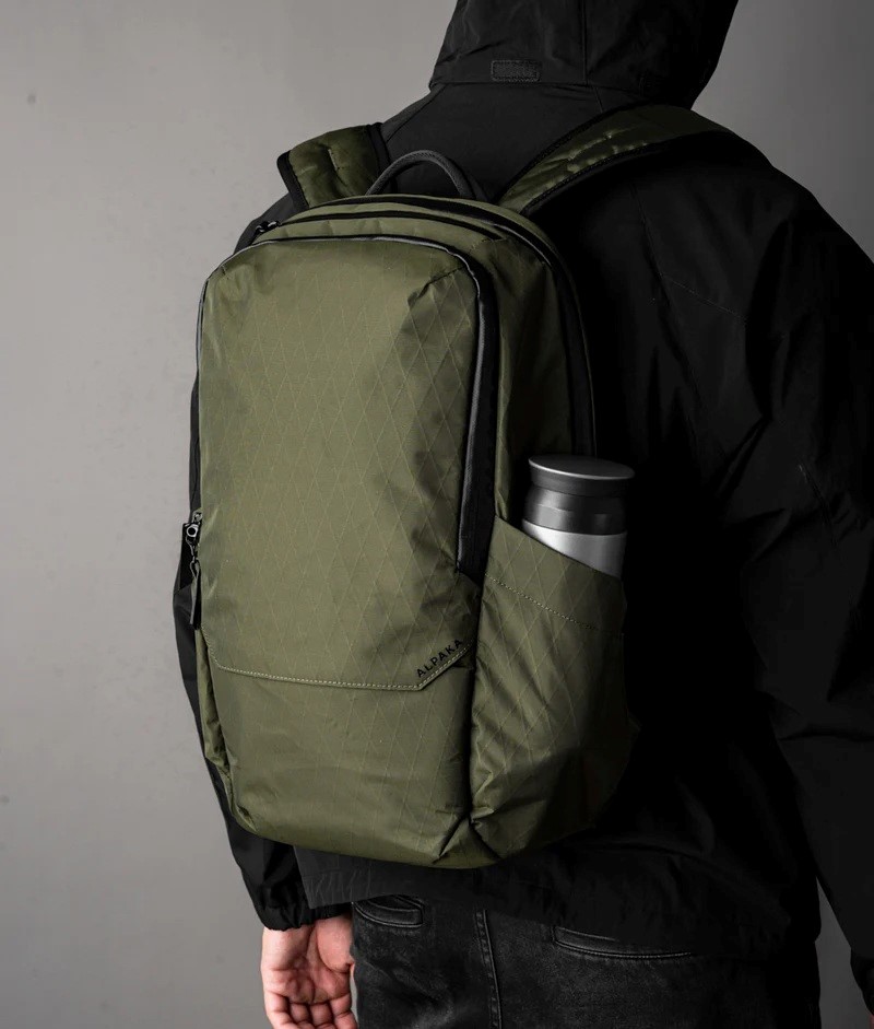 Alpaka Elements Backpack Pro 24l X-Pac X42 Olive Green v gestu použití