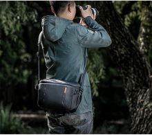 PGYTECH fotobrašna OneMo Sling 7l space black (9)