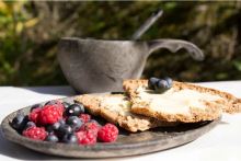 Kupilka dárková sada Kuksa hrnek 210ml, talíř a lžička kelo (2)