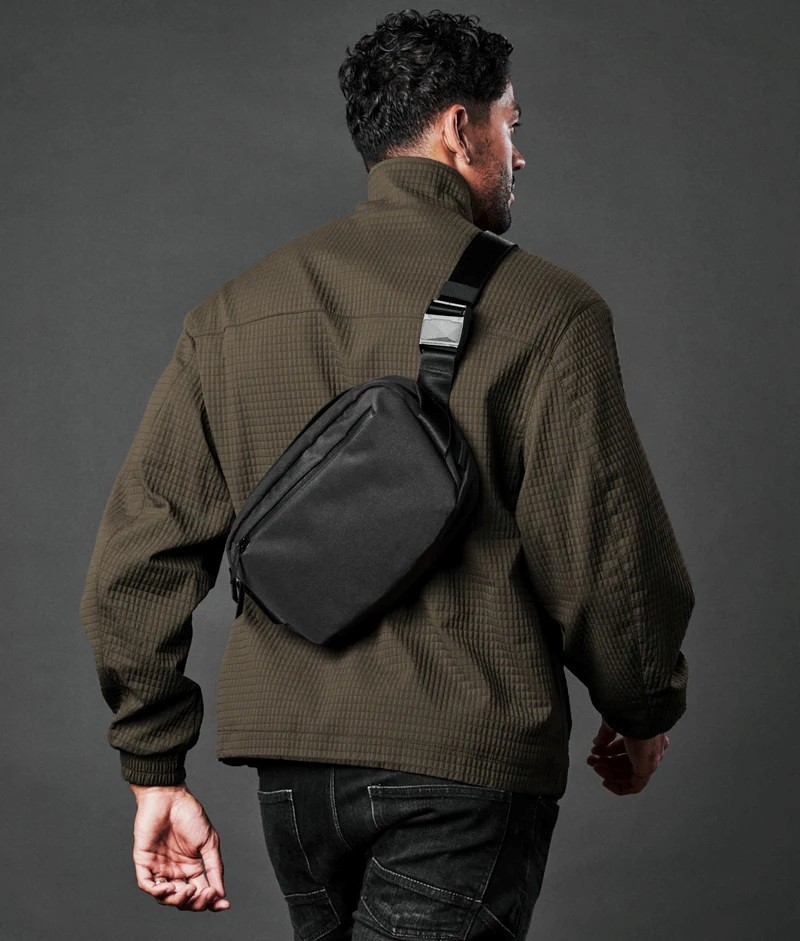 Alpaka Go Sling Mini V2 Black nošená přes hruď