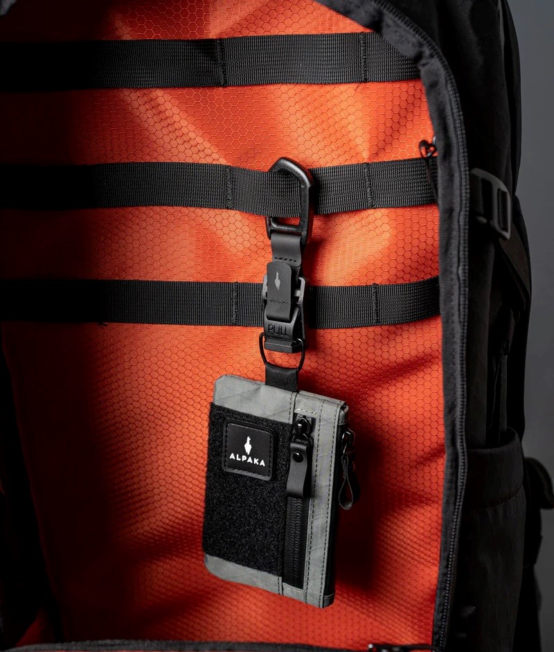 Alpaka Hub Carabiner připnutá na opasku
