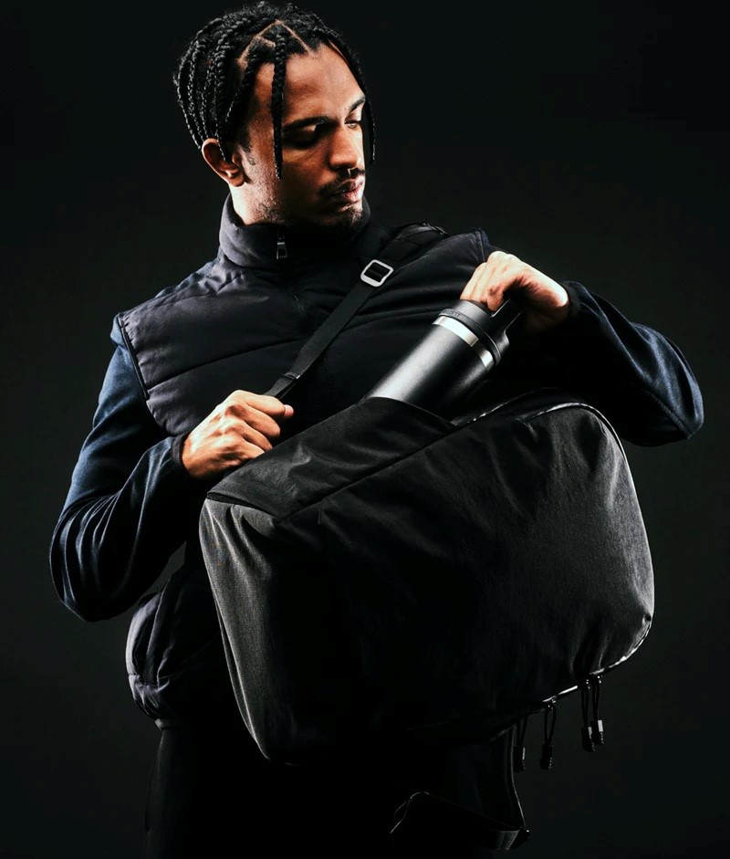 Alpaka Bravo Backpack 24l Black v gestu použití