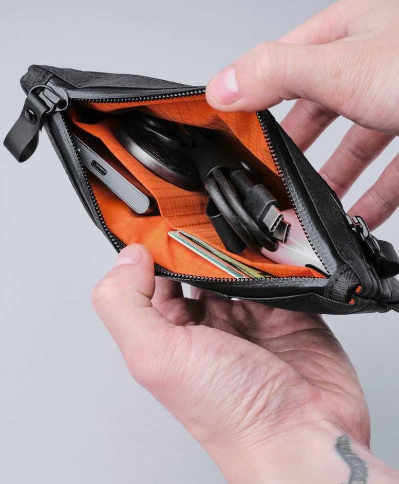 Alpaka Zip Clutch Black nošená na zápěstí