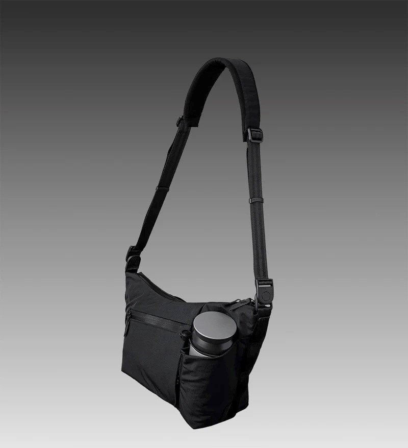 Alpaka Padded Removable Shoulder Strap připnutý na tašce