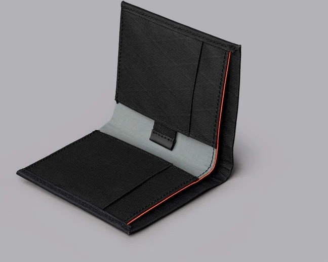 Alpaka Ark Bifold Cash Wallet v ruce zavřená