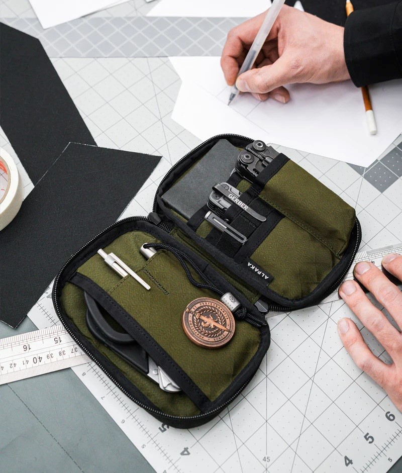Alpaka Admin Pouch Pro Army Green plně rozevřená s výbavou