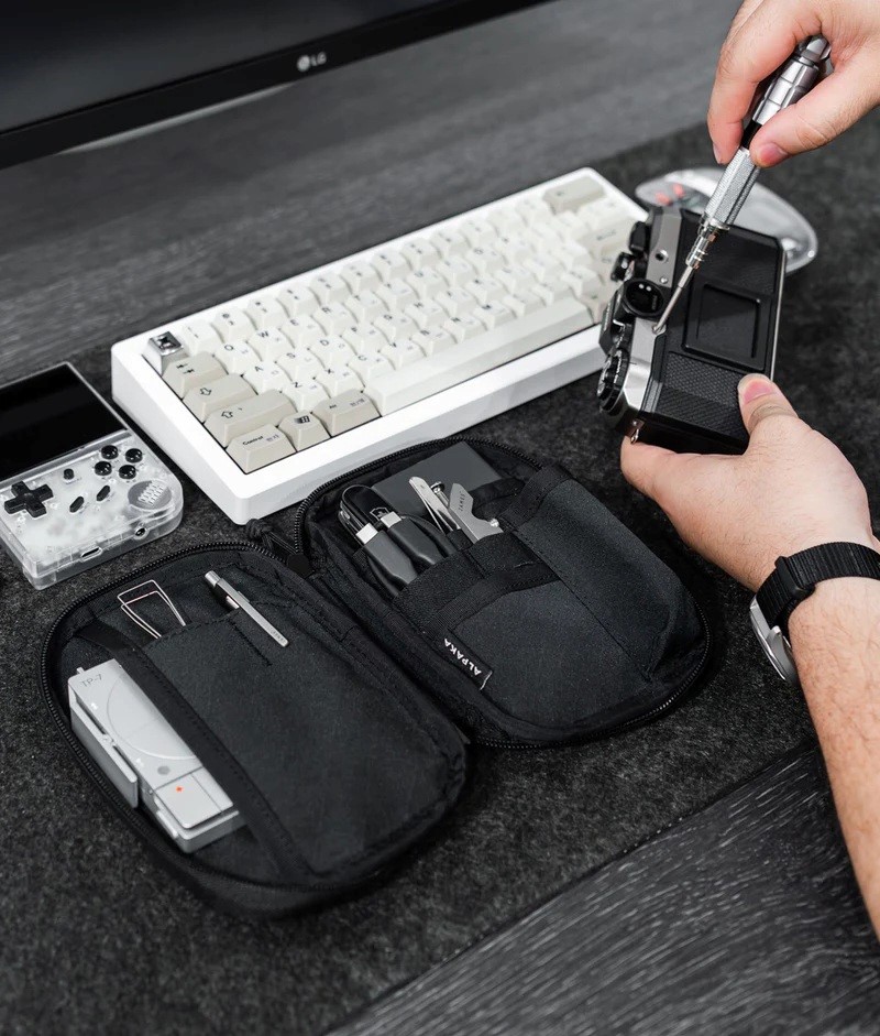 Alpaka Admin Pouch Pro Black plně rozevřená s výbavou